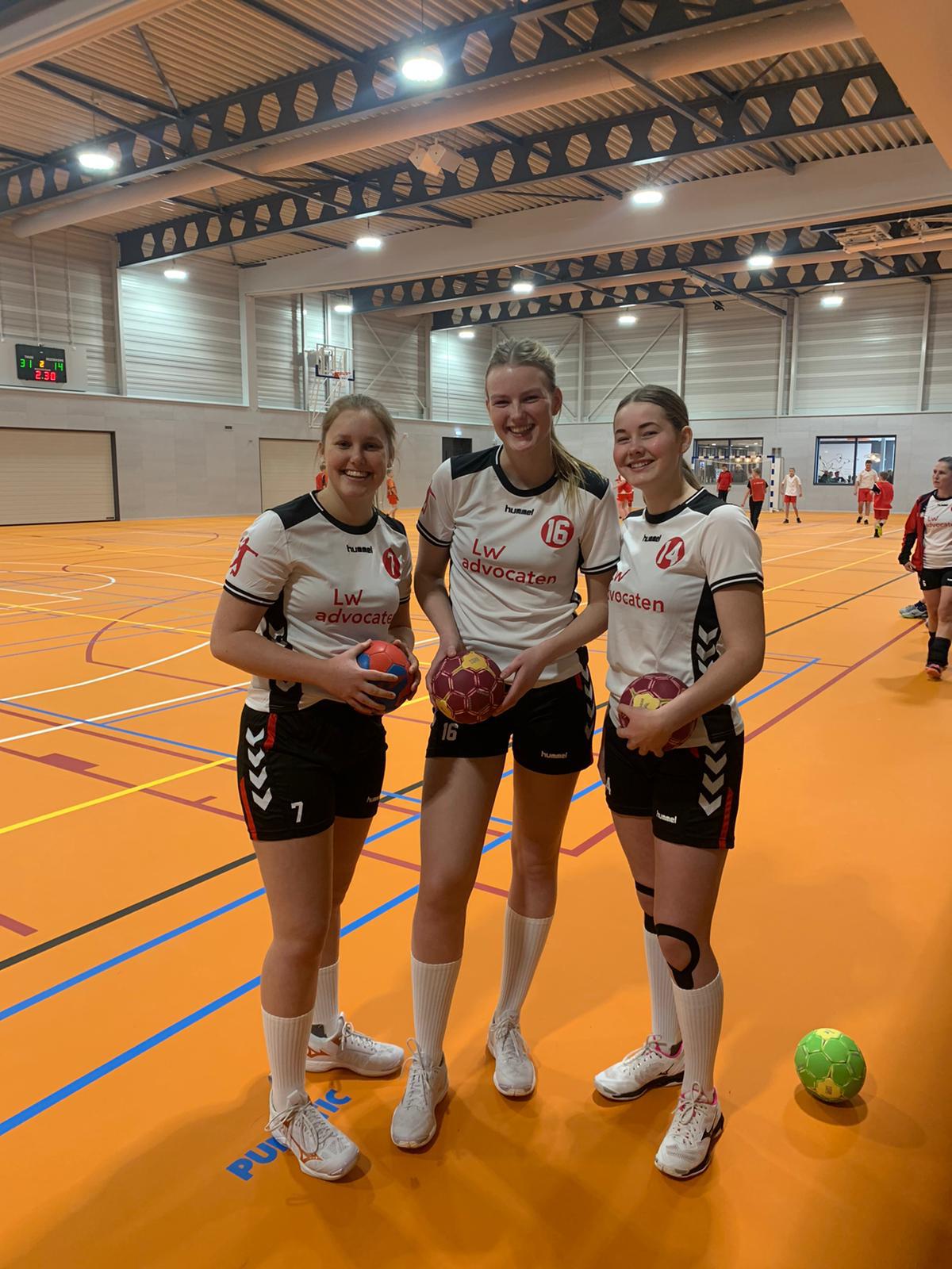 Drie handbalsters van Actief in de sporthal